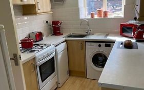 Centre Of Town House 3 Bedrooms Sleeps 5 And Infant Free Onsite Parking 2 Cars